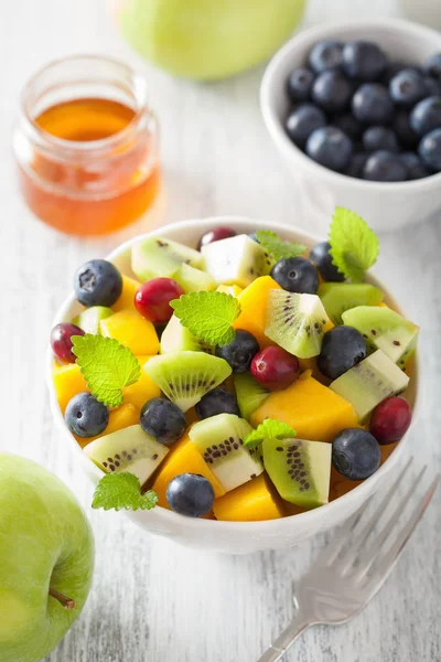 Fruktsallad med mango kiwi blåbär till frukost — Stockfoto