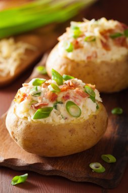 sosis ve peynir ile ceketli fırında patates