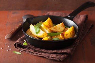 patates dilimleri siyah kızartma tavası pişmiş