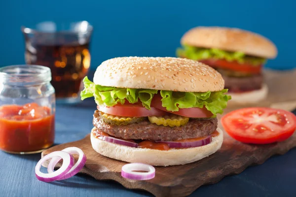 Burger με βόειο κρέας patty μαρούλι κρεμμύδι κέτσαπ — Φωτογραφία Αρχείου