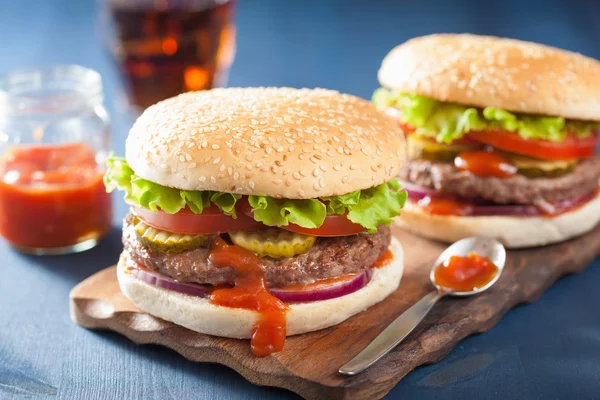 Burgare med nötkött patty sallad lök tomatketchup — Stockfoto