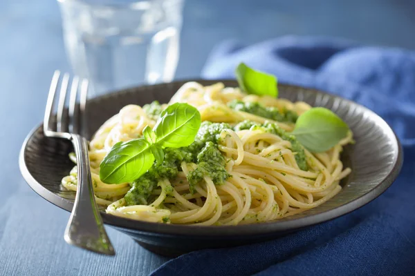 Makaron spaghetti z sosem pesto nad niebieski — Zdjęcie stockowe