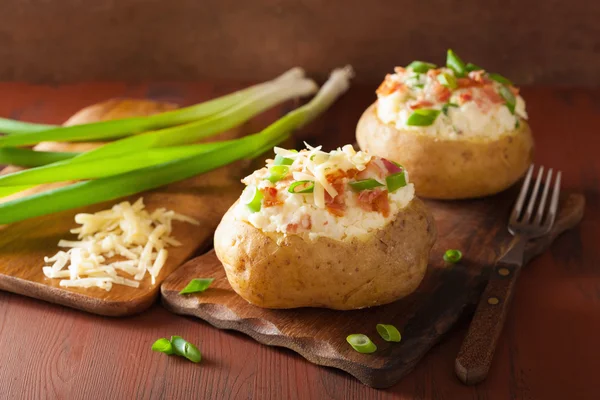 Gebakken aardappel in jas met spek en kaas — Stockfoto