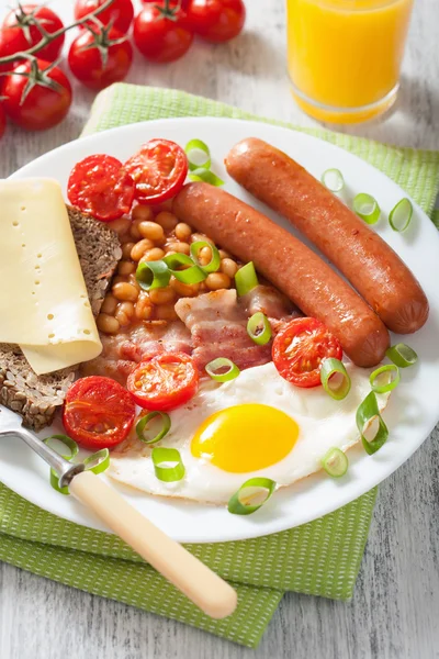 Desayuno inglés con salchichas de huevo frito tocino tomates frijoles —  Fotos de Stock