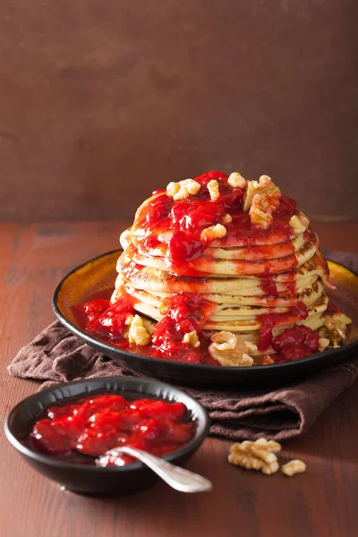 Stack van pannenkoeken met aardbeienjam en walnoten. lekker dessert — Stockfoto