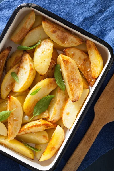 Gebakken aardappel partjes in tandglazuur ovenschaal — Stockfoto