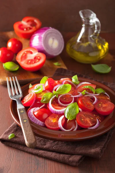 Ensalada de tomate saludable con aceite de oliva de albahaca de cebolla y vino balsámico —  Fotos de Stock