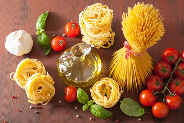 Pasta cruda olio d'oliva pomodori. cucina italiana in cucina rustica — Foto Stock