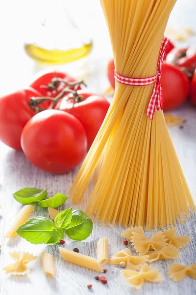 Pasta cruda olio d'oliva pomodori. cucina italiana — Foto Stock