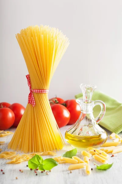 Pasta cruda olio d'oliva pomodori. cucina italiana — Foto Stock