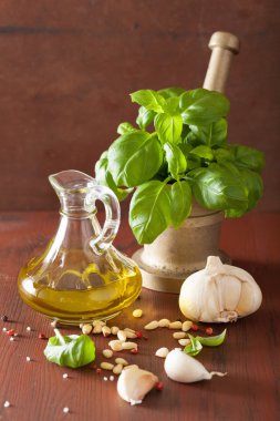 ahşap rustik arka plan üzerinde pesto soslu için malzemeler