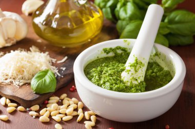 pesto sos ve malzemeler ahşap rustik arka plan üzerinde
