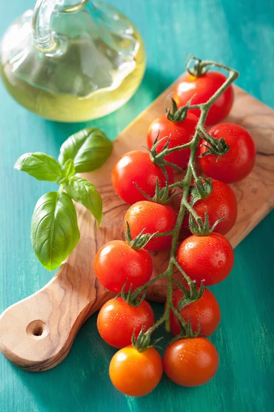 チェリー トマトと青緑色の背景上のオリーブ オイル — ストック写真