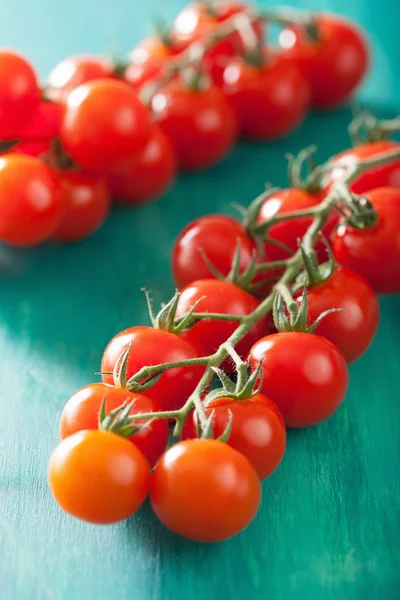 Tomates cereja sobre fundo turquesa — Fotografia de Stock