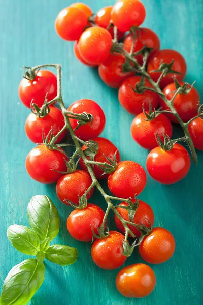 Cherry rajčata nad tyrkysově pozadí — Stock fotografie