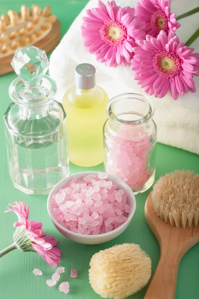 Aromaterapia spa con flores de gerberas cepillo de aceite esencial —  Fotos de Stock