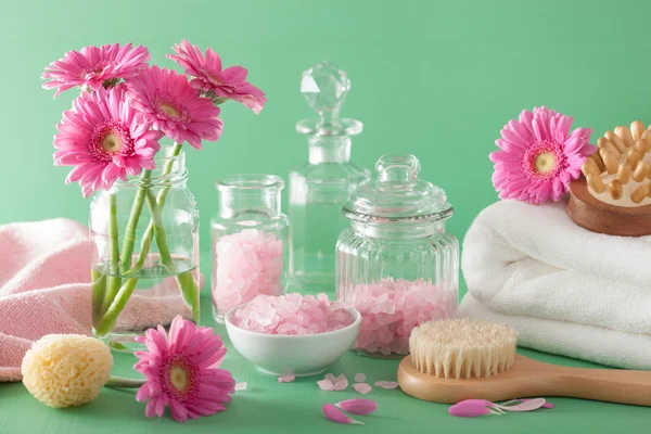 Spa aromaterapi gerbera çiçekleri esans fırça ile — Stok fotoğraf