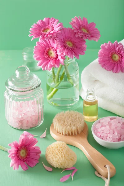 Spa aromatherapie met gerbera bloemen etherische olie borstel — Stockfoto