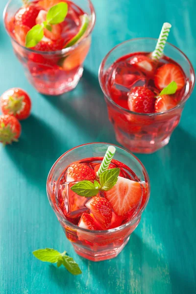 Zomer aardbei limonade met limoen en munt — Stockfoto