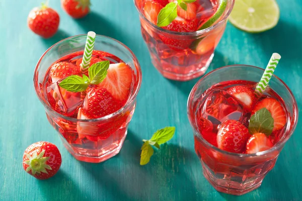 Limonade aux fraises d'été à la lime et à la menthe — Photo