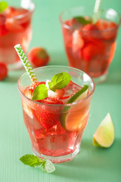 Limonada de morango de verão com limão e hortelã — Fotografia de Stock