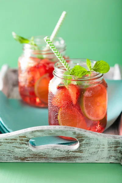 Limonada de morango de verão com limão e hortelã em frascos — Fotografia de Stock