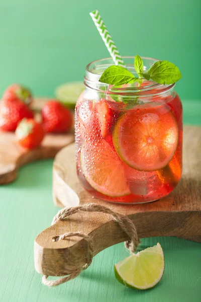 Yaz çilek limonata limon ve nane kavanoz — Stok fotoğraf