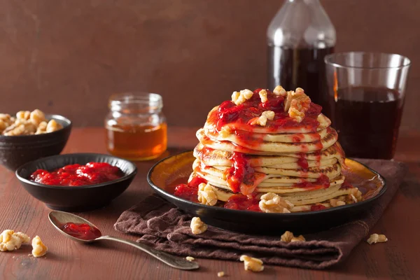 Pancakes with strawberry jam and walnuts. tasty dessert — Stock Photo, Image