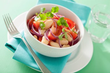 beyaz fasulye soğan kişniş sağlıklı domates salatası