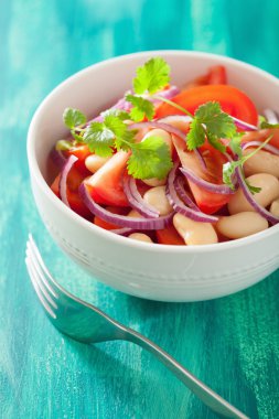 beyaz fasulye soğan kişniş sağlıklı domates salatası