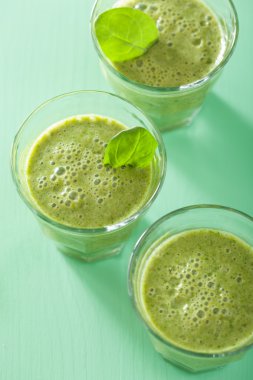 ıspanak yaprakları ile sağlıklı yeşil smoothie