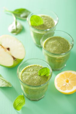Ispanaklı sağlıklı yeşil smoothie elma limon yaprakları