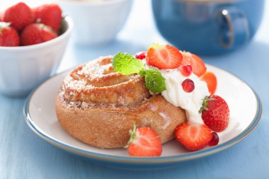 tatlı tarçın rulo krema ve çilek ile kahvaltıda 