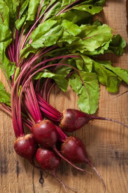 Tahta arka planda taze pancar kökü