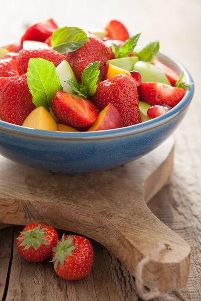 Salada de frutas frescas com morango, maçã, nectarina, romã — Fotografia de Stock