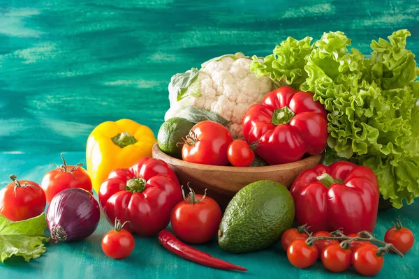 Verduras tomate pimienta aguacate cebolla coliflor lechuga —  Fotos de Stock