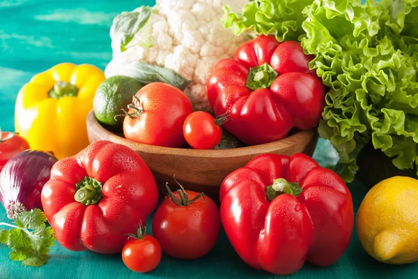 Vegetables tomato pepper avocado onion cauliflower lettuce — Stock Photo, Image