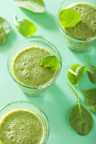 Frullato verde sano con foglie di spinaci — Foto Stock