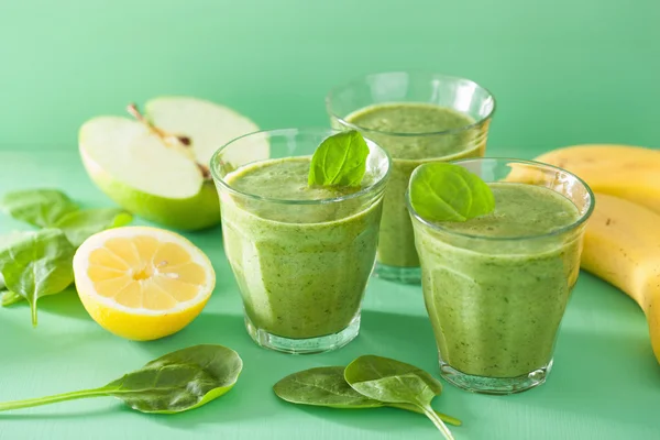 Zdravé zelené smoothie s špenát listy citronové jablko banán — Stock fotografie