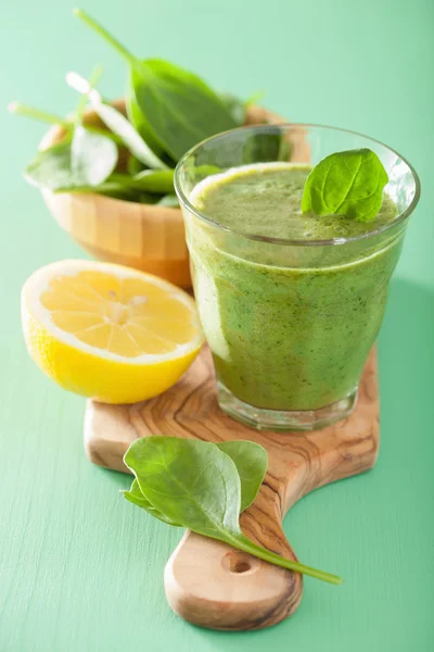 Smoothie verde saudável com folhas de espinafre limão maçã — Fotografia de Stock