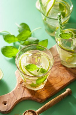 taze mojito yeşil arka plan üzerinde kokteyl