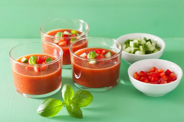 Sopa de gazpacho frío en vasos —  Fotos de Stock