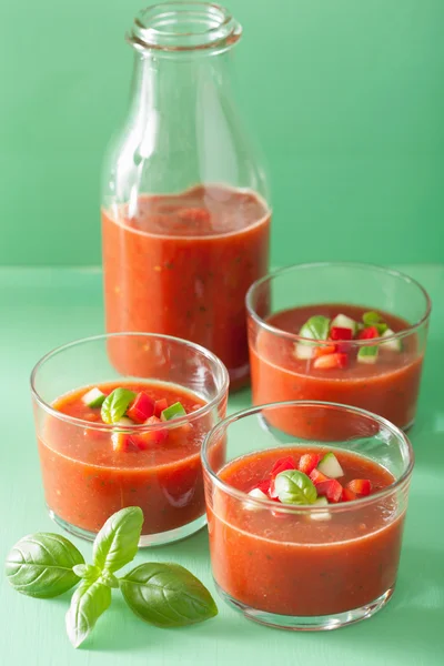 Sopa de gazpacho frío en vasos —  Fotos de Stock