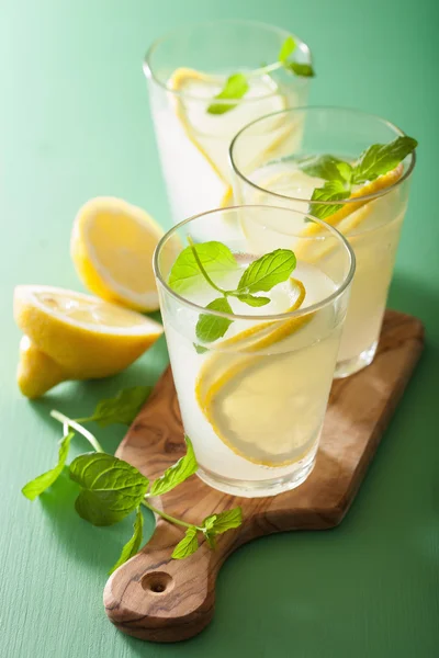 Limonada fresca con menta en vasos —  Fotos de Stock