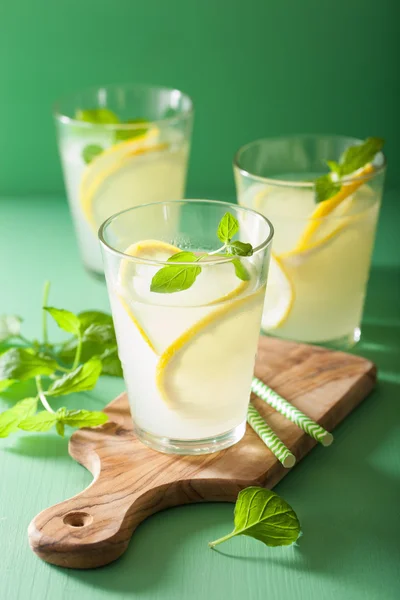 Verse limonade met munt in glazen — Stockfoto