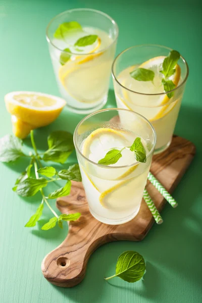 Limonada fresca com hortelã em copos — Fotografia de Stock