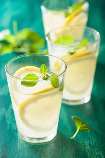 Limonada fresca com hortelã em copos — Fotografia de Stock