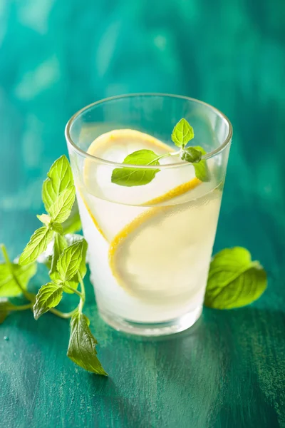 Limonada fresca com hortelã em copos — Fotografia de Stock