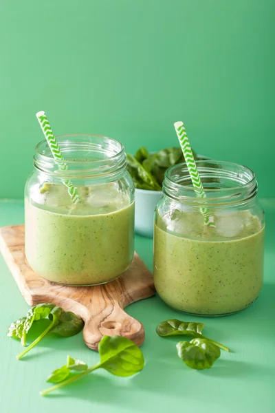 Zdravé zelené smoothie s špenát mango banán ve sklenicích — Stock fotografie