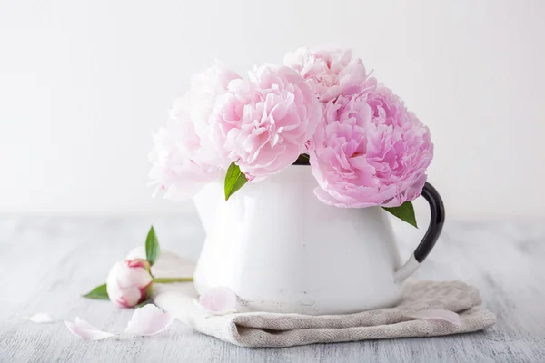 花瓶里有美丽的粉红色牡丹花 — 图库照片
